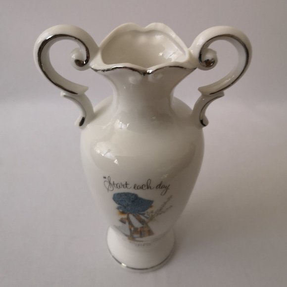 Vintage Holly Hobbie White Porcelain Bud Vase "Start Each Day in a Happy Way" - Picture 2 of 4